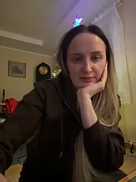 Snapshot of TomilaSi chatting on 12/19/25, 11:45 TomilaSi online show from 12/19/25, 11:45