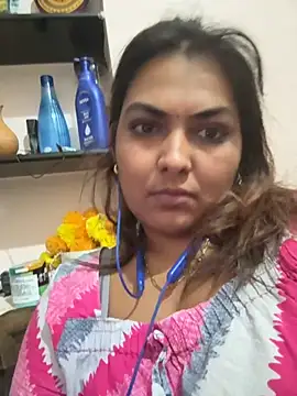 Snapshot of Tamil_Smiley_Queen chatting on 11/28/25, 09:56 Tamil Smiley Queen online show from 11/28/25, 09:56