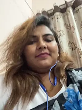 Snapshot of Tamil_Smiley_Queen chatting on 11/29/25, 07:06 Tamil Smiley Queen online show from 11/29/25, 07:06