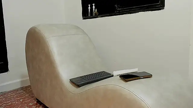 Snapshot of HoneyLovers_OS chatting on 12/02/25, 01:28 HoneyLovers OS online show from 12/02/25, 01:28