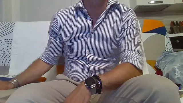 Snapshot of Eroshotlicker chatting on 06/08/26, 09:37 Eroshotlicker online show from 06/08/26, 09:37