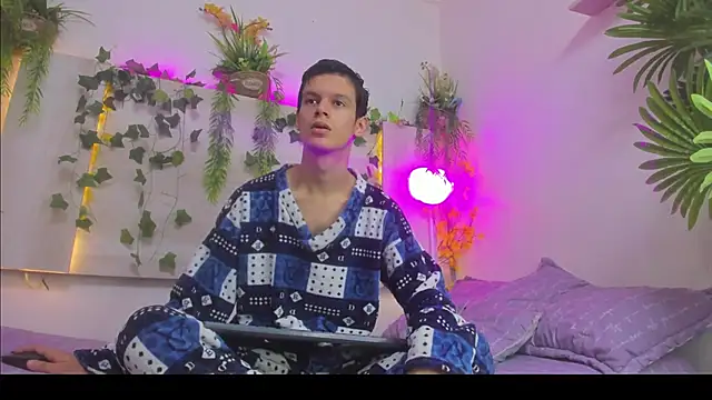 AngelSlimm online show from 12/05/25, 05:16