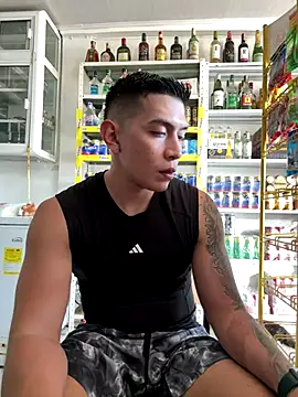 Snapshot of OliverWest04 chatting on 12/17/25, 08:59 OliverWest04 online show from 12/17/25, 08:59