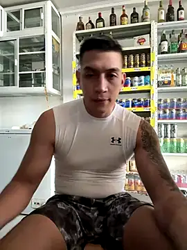 Snapshot of OliverWest04 chatting on 12/18/25, 10:05 OliverWest04 online show from 12/18/25, 10:05