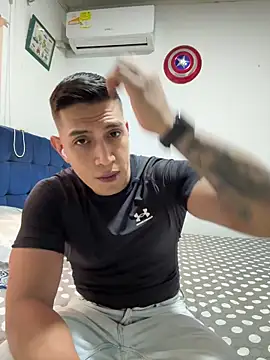 Snapshot of OliverWest04 chatting on 04/14/26, 05:19 OliverWest04 online show from 04/14/26, 05:19