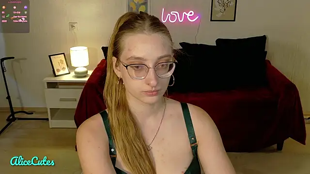 AliceCutes online show from 04/29/26, 01:37