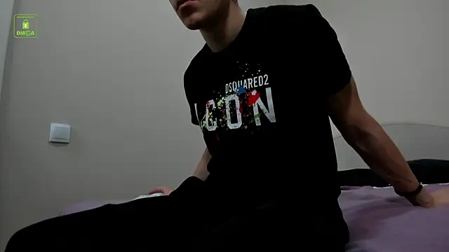 Johny Travolta online show from 12/04/25, 12:14