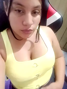 Snapshot of ZoeLove2 chatting on 12/19/25, 01:01 ZoeLove2 online show from 12/19/25, 01:01