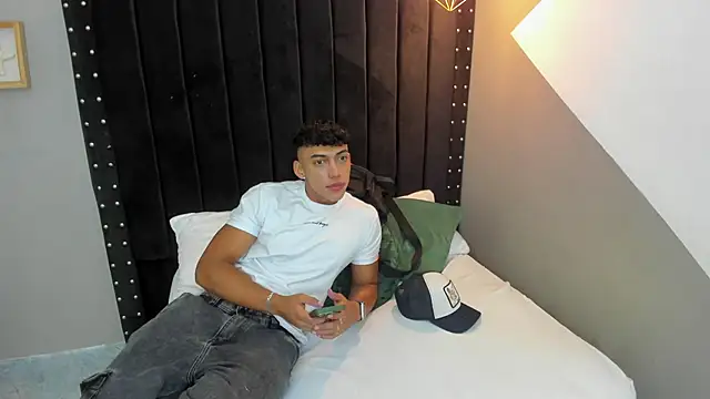 Bryan robayo5 online show from 11/30/25, 12:09