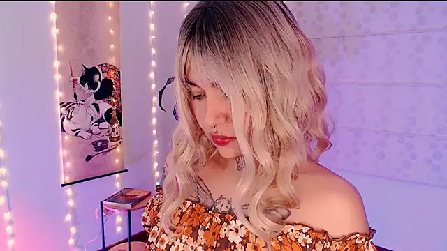 justmartina  online show from 03/25/26, 02:39