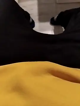 erdestruttor18 online show from 11/26/25, 03:57