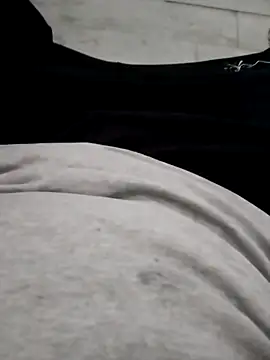 erdestruttor18 online show from 12/03/25, 01:42