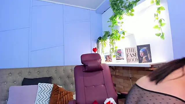 lourenfox online show from 12/17/25, 12:00