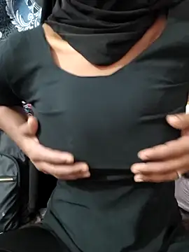 Snapshot of Zoyaa-Zubair chatting on 12/21/25, 07:48 Zoyaa-Zubair online show from 12/21/25, 07:48