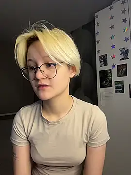 LunaDoreann online show from 12/04/25, 09:07