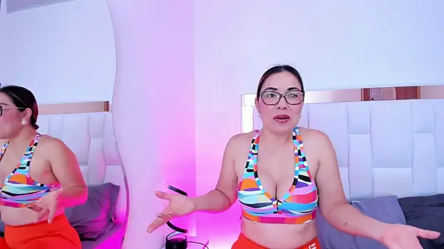 Snapshot of AnnaJaimes chatting on 12/05/25, 04:54 AnnaJaimes online show from 12/05/25, 04:54