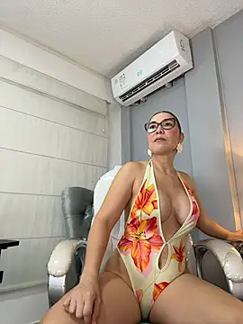 Snapshot of AnnaJaimes chatting on 06/20/26, 10:56 AnnaJaimes online show from 06/20/26, 10:56