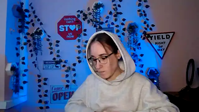 Moon  Lily online show from 12/05/25, 12:58