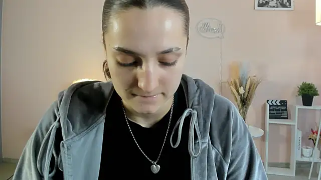 ShelieThetford online show from 12/05/25, 10:13