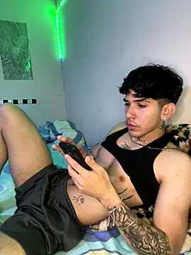 Snapshot of wil_hot chatting on 12/15/25, 04:00 wil hot online show from 12/15/25, 04:00