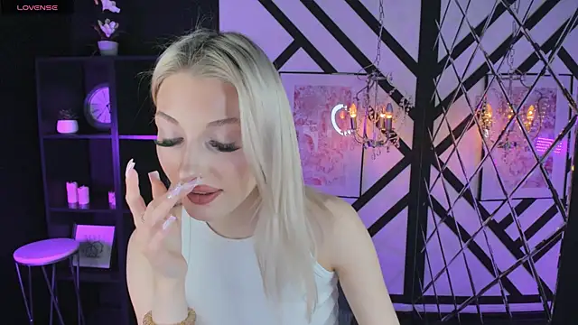 Anora Less online show from 12/04/25, 12:25