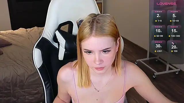 shinyluna1 online show from 12/04/25, 03:38