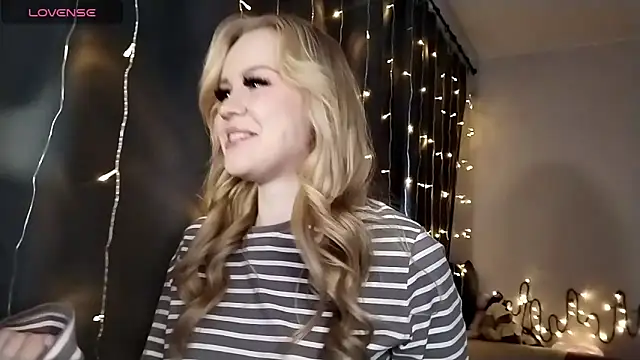 LunaPeony online show from 12/16/25, 06:51