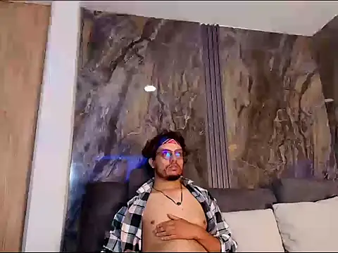 Snapshot of EnzoDarkwood chatting on 12/02/25, 01:39 EnzoDarkwood online show from 12/02/25, 01:39