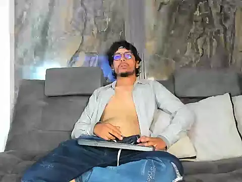 Snapshot of EnzoDarkwood chatting on 12/04/25, 01:42 EnzoDarkwood online show from 12/04/25, 01:42