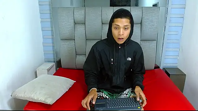 Snapshot of Axel_Marcu chatting on 12/05/25, 01:09 Axel Marcu online show from 12/05/25, 01:09