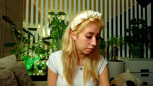 Snapshot of FlowweerGirl chatting on 12/13/25, 10:26 FlowweerGirl online show from 12/13/25, 10:26