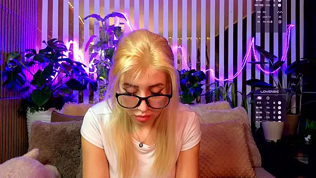 Snapshot of FlowweerGirl chatting on 12/16/25, 09:31 FlowweerGirl online show from 12/16/25, 09:31