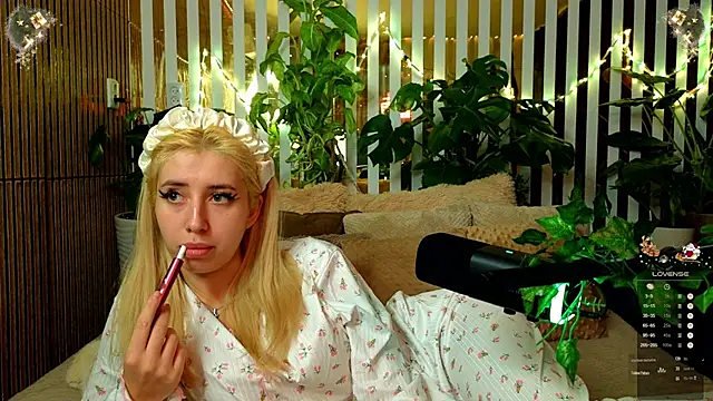 Snapshot of FlowweerGirl chatting on 12/21/25, 11:12 FlowweerGirl online show from 12/21/25, 11:12