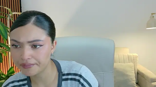 Snapshot of victoria___moon chatting on 06/04/26, 01:50 victoria moon online show from 06/04/26, 01:50