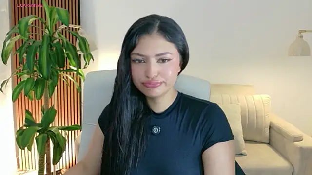 Snapshot of victoria___moon chatting on 06/11/26, 02:59 victoria moon online show from 06/11/26, 02:59