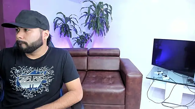 HotThreesoome online show from 12/17/25, 12:55