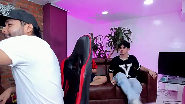 HotThreesoome online show from 02/05/26, 12:21