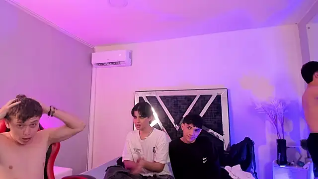 HotThreesoome online show from 04/15/26, 02:51