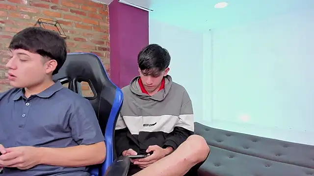 HotThreesoome online show from 04/16/26, 01:12