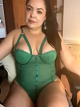 Snapshot of EmiHarrys chatting on 01/07/26, 10:23 EmiHarrys online show from 01/07/26, 10:23