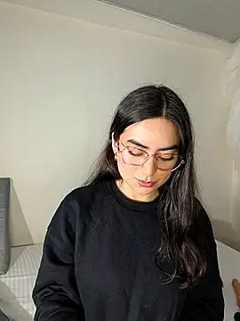 saasha Petit online show from 04/15/26, 11:06