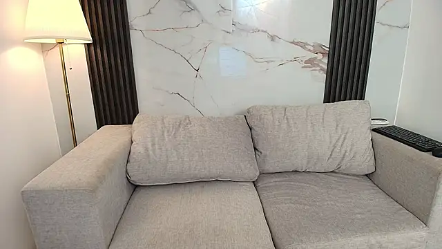 Snapshot of AprillRoss chatting on 12/15/25, 12:31 AprillRoss online show from 12/15/25, 12:31