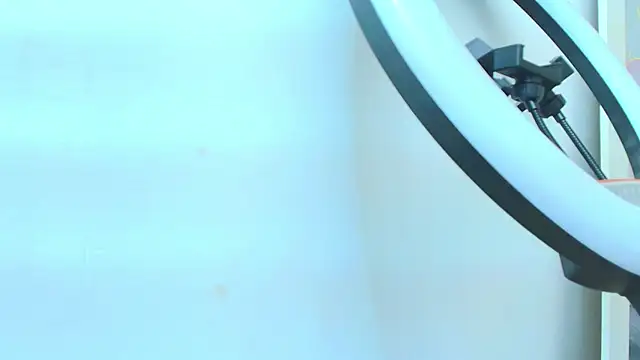 Snapshot of AprillRoss chatting on 12/20/25, 12:34 AprillRoss online show from 12/20/25, 12:34