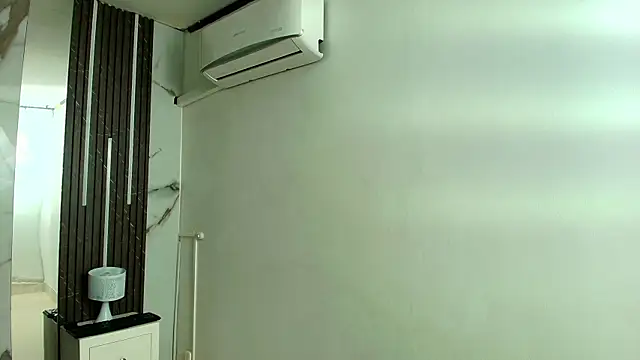 Snapshot of AprillRoss chatting on 12/22/25, 11:51 AprillRoss online show from 12/22/25, 11:51