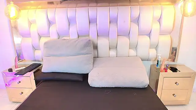 Snapshot of AprillRoss chatting on 01/05/26, 05:27 AprillRoss online show from 01/05/26, 05:27