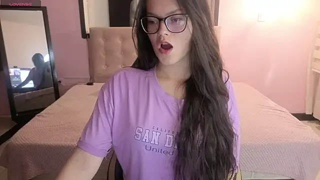 Snapshot of Sara_valderrama_ chatting on 05/04/26, 01:07 Sara valderrama online show from 05/04/26, 01:07