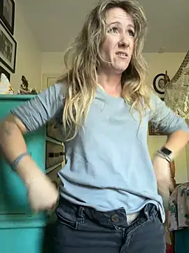 Snapshot of alluringpixie chatting on 05/10/26, 10:26 alluringpixie online show from 05/10/26, 10:26