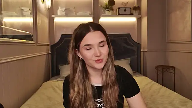 Lina Sinerz online show from 03/18/26, 08:56