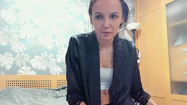 Snapshot of OliviaMuur chatting on 12/23/25, 05:05 OliviaMuur online show from 12/23/25, 05:05