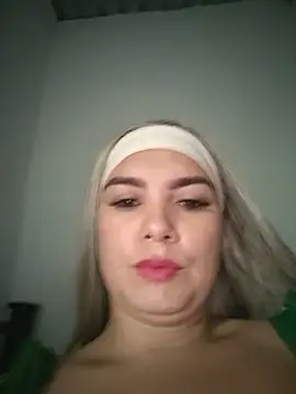 Snapshot of Charlott_smi chatting on 05/23/26, 04:33 Charlott smi online show from 05/23/26, 04:33
